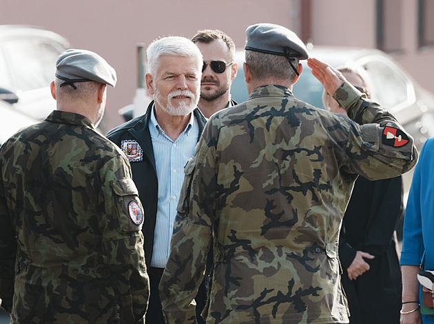 Že nemám jet na summit NATO, jsem se dozvěděl z médií, reaguje Pavel na Babiše