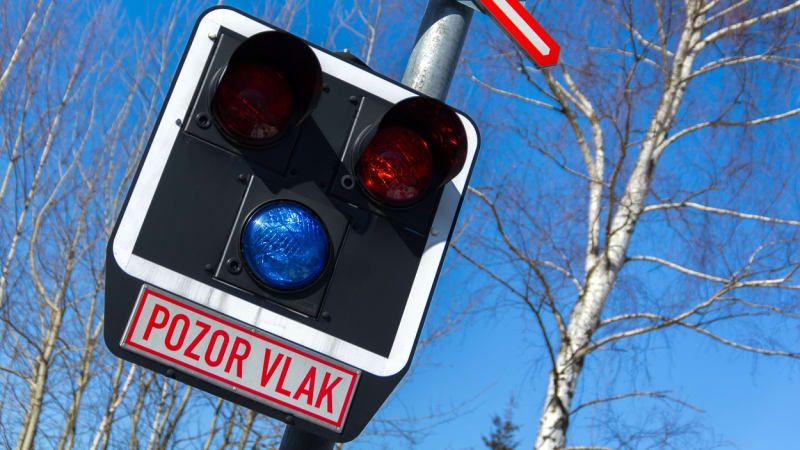 Srážka vlaku s nákladním vozem: Provoz tratě na Nymbursku byl zastaven