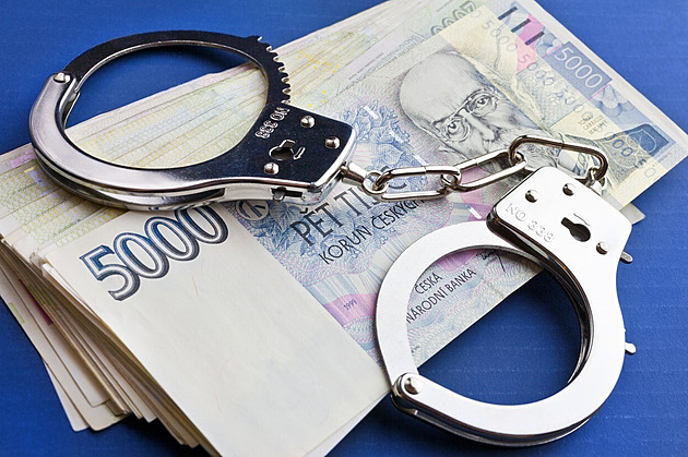 Za hodinové natírání plotu si podvodníci řekli 86 tisíc. Seniora odvezli do banky