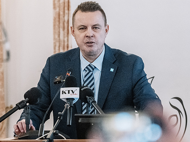 Zavádějící a neuctivé. Rodina Jiřího Kodeta kritizuje Rajchla za použití scény z Pelíšků