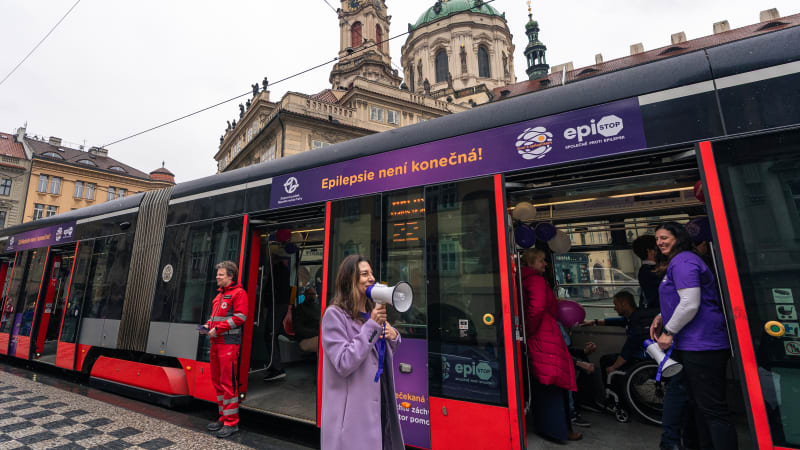 Fialová tramvaj vyjede do ulic Prahy. Naučí vás, jak zachránit život při epileptickém záchvatu