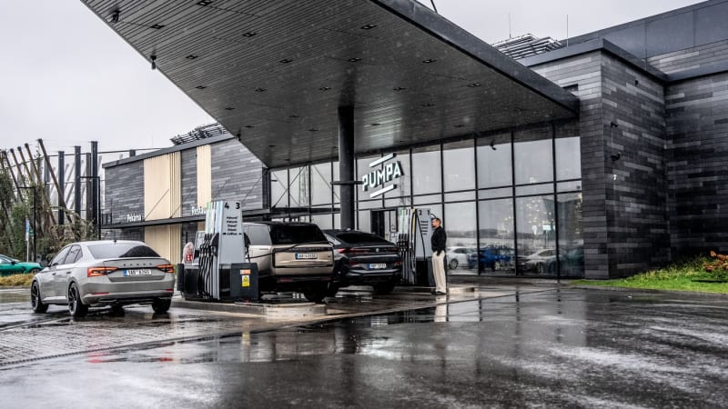 Babiš kritizuje ceny paliv. Sám vlastní pumpu v Průhonicích, jak si stojí oproti konkurenci?