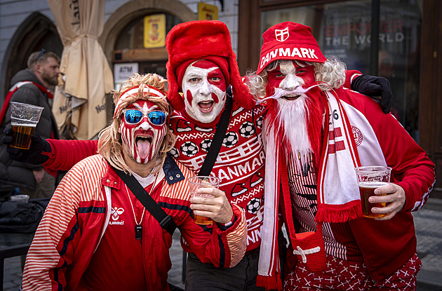 OBRAZEM: Dánové v Praze. Pivo, vlajky i odvážné prohlášení: Vyhrajeme celé MS!