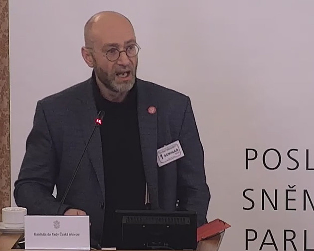 Potřebujeme televizi jako vládní vysílač, tvrdí Hampl. Začal boj o Radu ČT