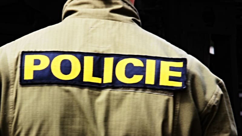 Agresor řádil v Českém Krumlově. Muž útočil i na auta, policie ukázala záběry z jeho zatčení