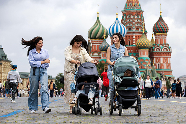 Že bychom se měly léčit u psychologa? Bezdětné Rusky kritizují novou směrnici