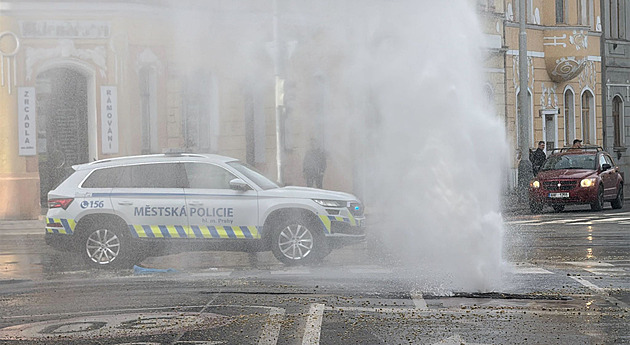 V Holešovicích vytryskl gejzír. Strážníci kvůli havárii vody usměrňují dopravu
