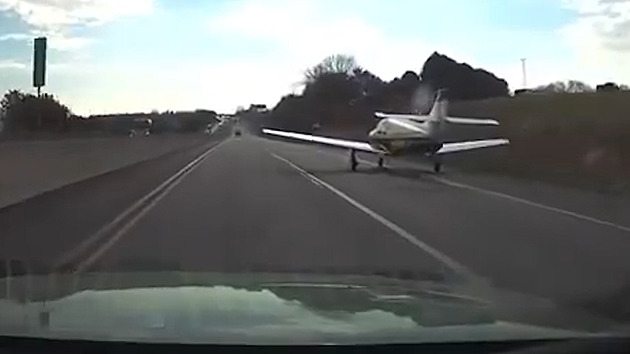 Pilot v potížích elegantně přistál v hustém provozu. Manévr zachytil svědek ve videu