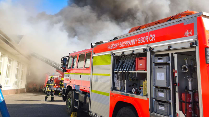 Poplach na Semilsku: Hoří průmyslová hala. Hasiči odhadují škodu na 300 milionů