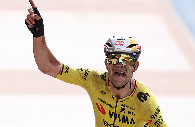 Dokázal to! Van Aert prolomil smůlu a po sprintu s Pogačarem vítězí na Roubaix