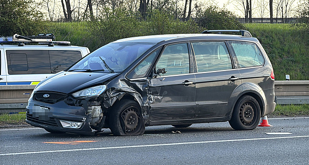 Srážka dvou aut a kamionu u Zdib. Jeden řidič utekl, hledá ho policie