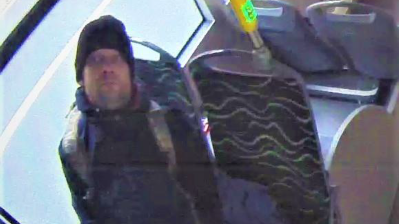 Muž ve vlaku do Plzně sexuálně napadl ženu. Držel ji pod krkem a osahával, hledá ho policie