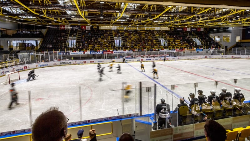 Drama na hokeji v Litvínově: Fanoušci kolabovali, zápas byl kvůli zásahu záchranářů přerušen