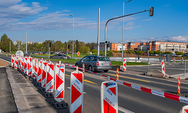 Křižovatku Mileta otevřou po dvouleté přestavbě. V Hradci snad ubydou kolony