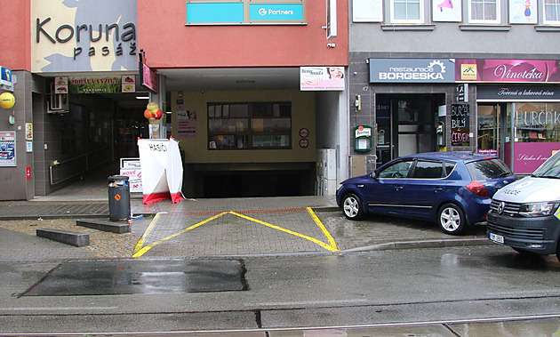 Soud potrestal strážníky, kteří nechali ležet opilce u garáže. Tam ho zajelo auto