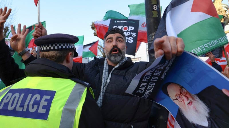 Nábor mučedníků v Londýně. Íránská ambasáda láká na „program sebeobětování“, Britové se děsí