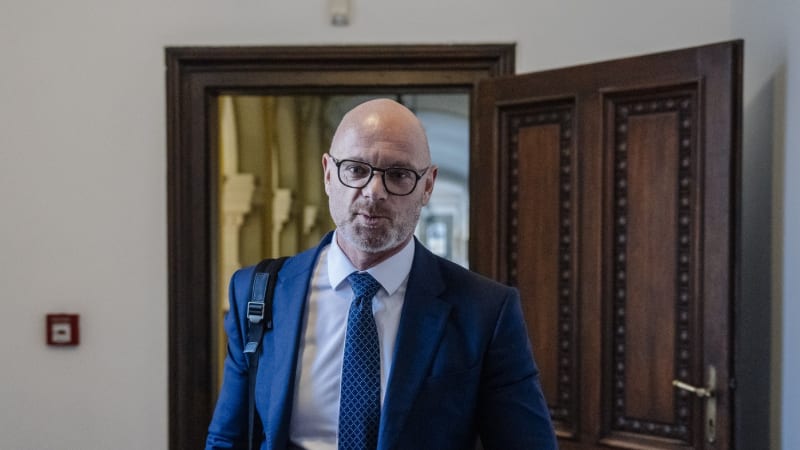 Pomozte s regulací mobilů, vyzval Plaga školy. Kvůli telefonům poslal vzkaz rodičům