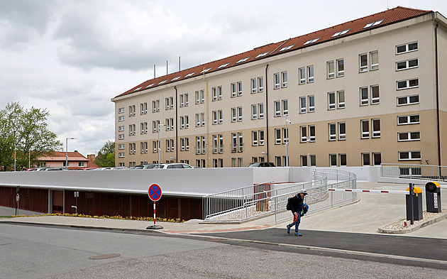 Tři patra a vyhřívaná rampa. Policie v Jihlavě má nový dům pro služební vozy