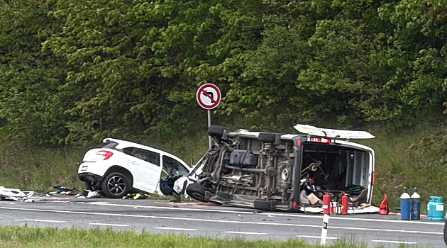Hlavní tah na Benešovsku stojí po střetu dodávky s auty, zraněných je více