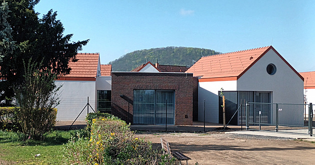Unikátní vesnička pod Řípem. Nemocným seniorům postavili komunitní domy