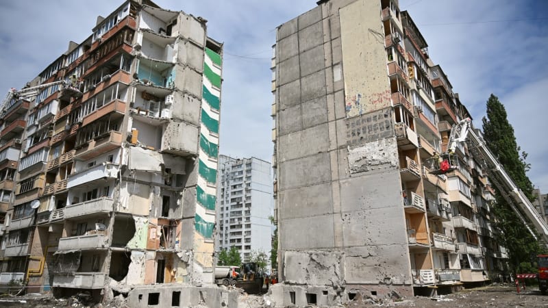 Rusové zasáhli na Ukrajině obytnou čtvrť i mateřskou školku. Mezi zraněnými byly i děti