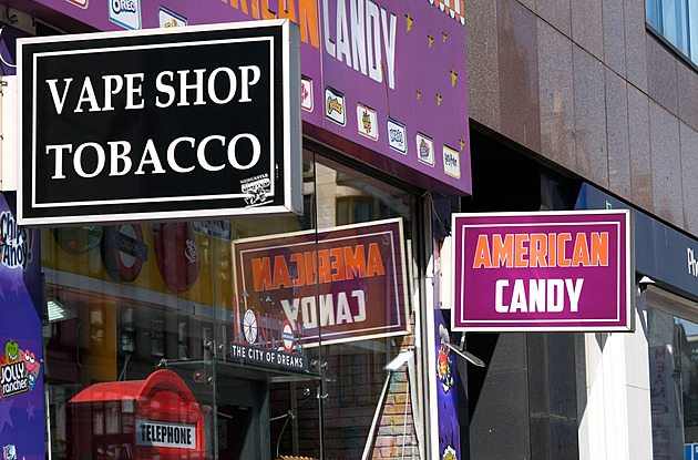 Británie přitvrdí proti praní špinavých peněz. Zaměří se na večerky i barber shopy