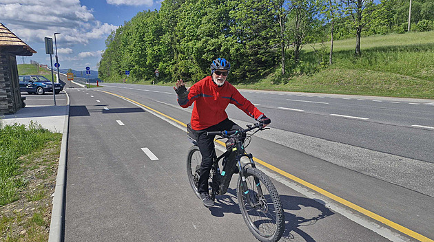 Nová cyklostezka končí v půlce cesty, cyklisté musejí na zbylém úseku riskovat