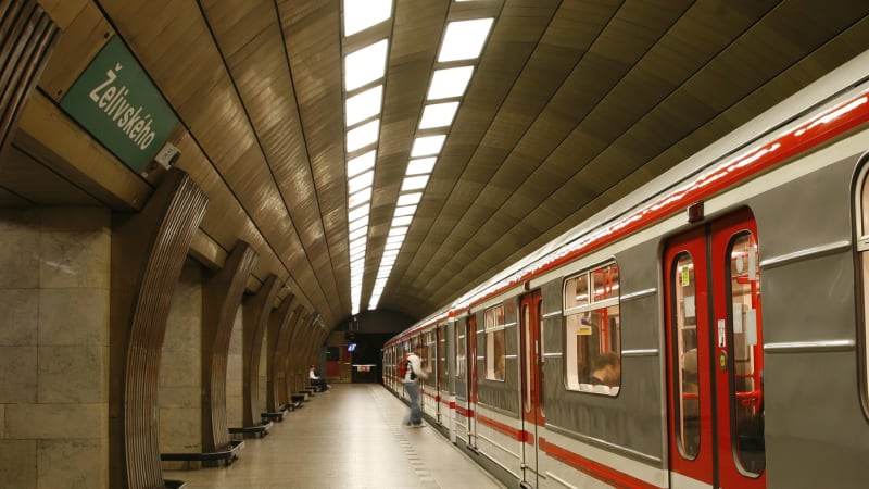 Metro A mezi Želivského a Náměstím Míru nejede. Kdy se provoz obnoví, dopravce netuší