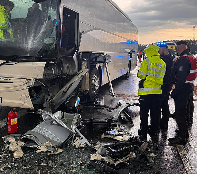 Smyk na mokru a čelní srážka v jižních Čechách: auto narazilo do autobusu