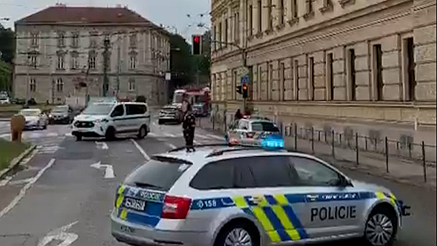 Policie v Brně evakuovala školu a zastavila dopravu, předmět zničil pyrotechnik