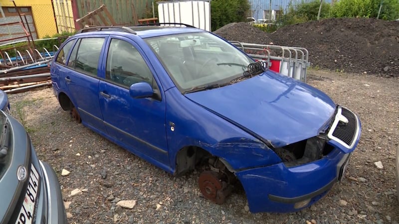 Auto za zlomek ceny? Města se zbavují nepojízdných vozů, vraky nabízejí v dražbách