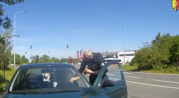 Mysleli, že jede opilý. Nakonec policisté řidiči zřejmě zachránili život