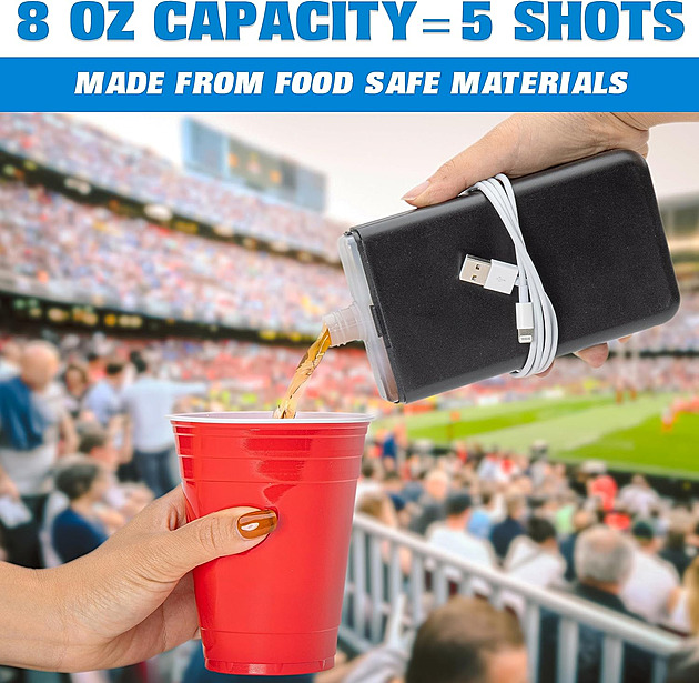 Pašují alkohol na stadiony v mobilech. Šetří tak hodně peněz