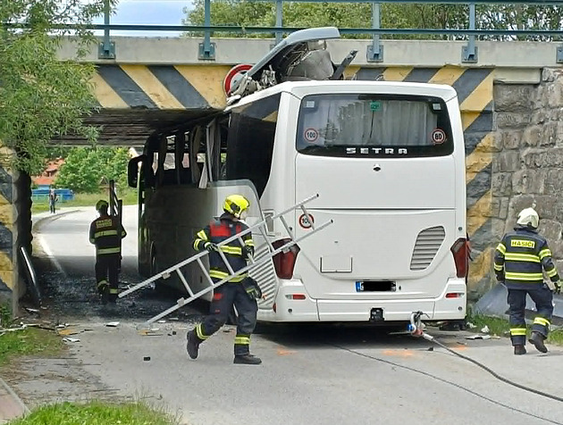 Kriminalisté obvinili řidiče, který se s autobusem zasekl pod viaduktem