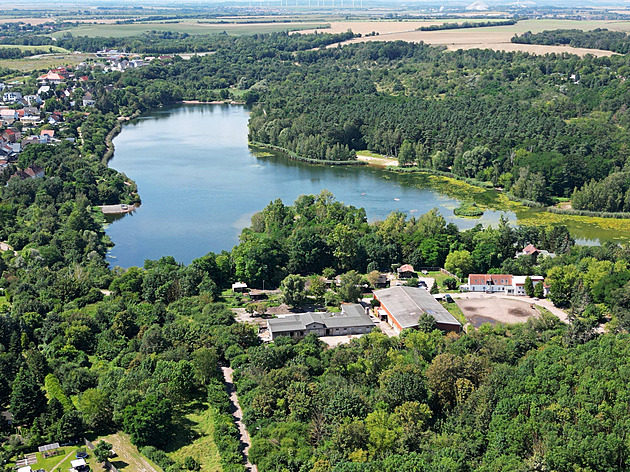Koupaliště zakázalo vstup lidem, kteří neumějí německy. Zrušte to, žádá město