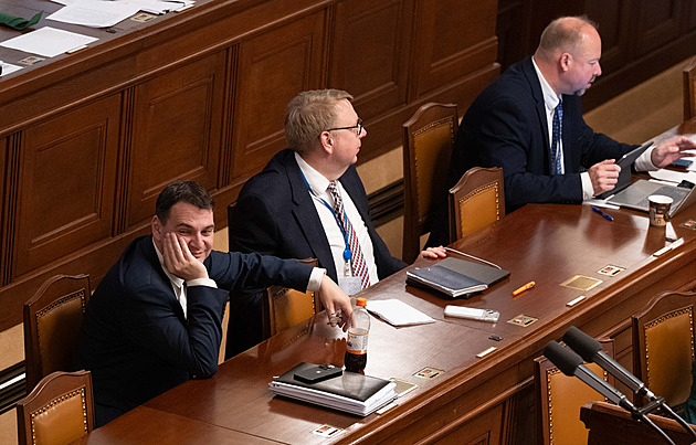 Poslance zaměstnají interpelace. Opozice se chce ptát Macinky na „ústavní puč“