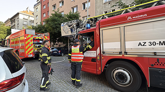 Na pražském Žižkově hořel byt. Hasiči evakuovali 45 lidí