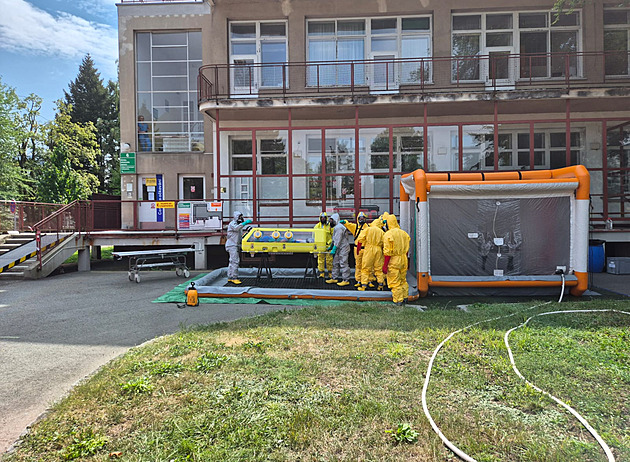 Žena, která přijela z Ugandy nebezpečnou nákazu nemá. Na Bulovce zůstává