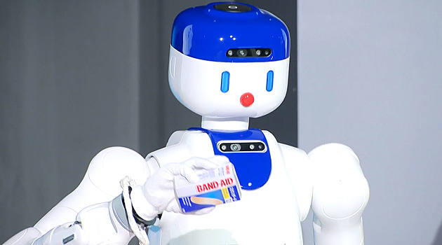 Japonci představili humanoidního robota. Jen místo nohou má kolečka