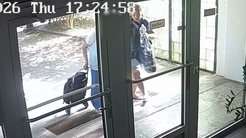 Auto v Praze srazilo 85letou seniorku, vystoupila žena a odvedla ji domů. Policie ji hledá