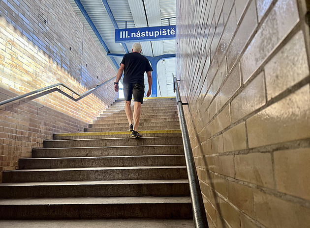 Šílené, kritizují lidé schody na nádraží. Naděje na rychlou nápravu není