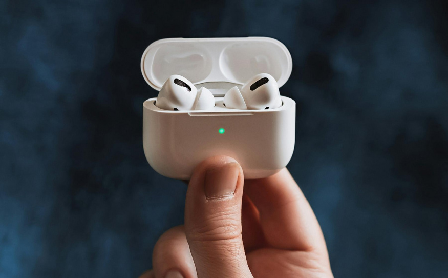 Potvrzeno: AirPods dostanou oči, nová sluchátka s AI a kamerami dorazí už za pár týdnů