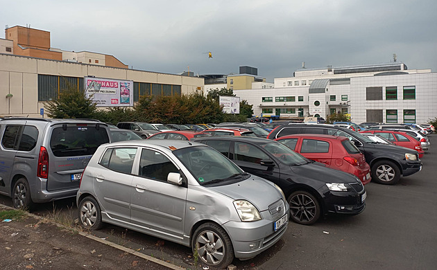 Pacienti krouží a nestíhají vyšetření. Nemocnice v Ústí opět řeší parkovací dům
