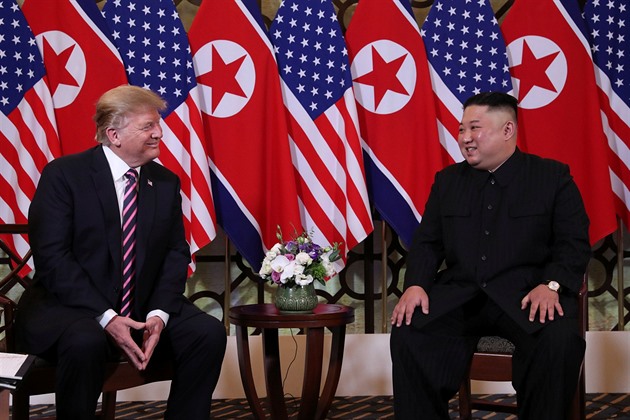 Proč se Trump tak lísá ke Kimovi? Touží po schůzce, slibuje si od ní úspěch
