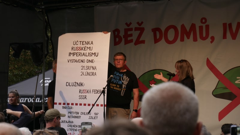 REPORTÁŽ: Běž domů, Ivane! Lidé v Praze vystavili Rusku účtenku za imperialismus