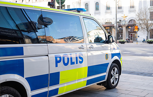 Útočník s mečem zranil na švédské škole několik lidí, policie ho postřelila a zadržela