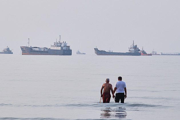 Neznámý projektil zasáhl v Hormuzském průlivu ropný tanker a poškodil ho