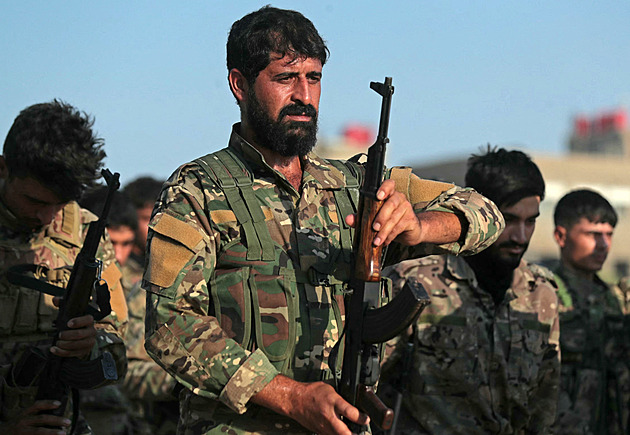 Velitel kurdských SDF oznámil jejich rozpuštění, začlení se do státních struktur